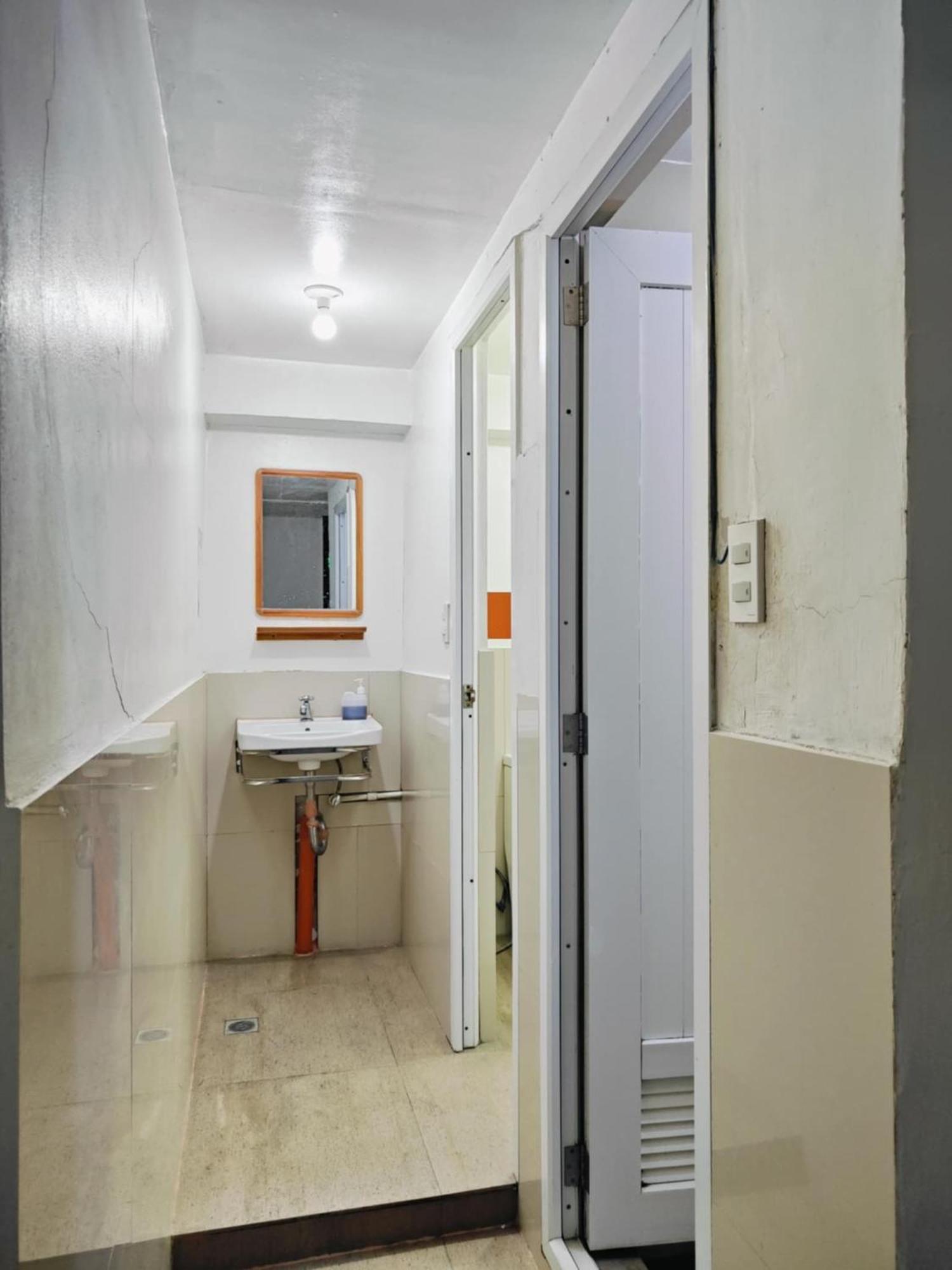 Family Fan Room - Shared Bathroom